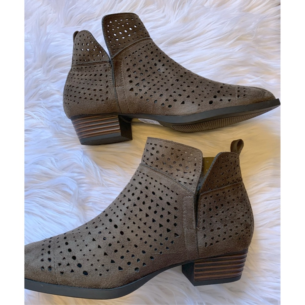 🆕 [Cato] Brown Suede Laser-cut Booties